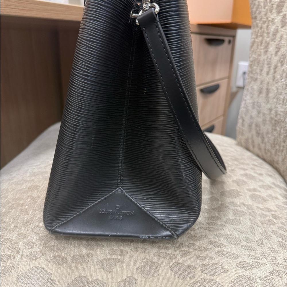Louis Vuitton Black Epi Leather Kleber MM - Picture 5 of 15